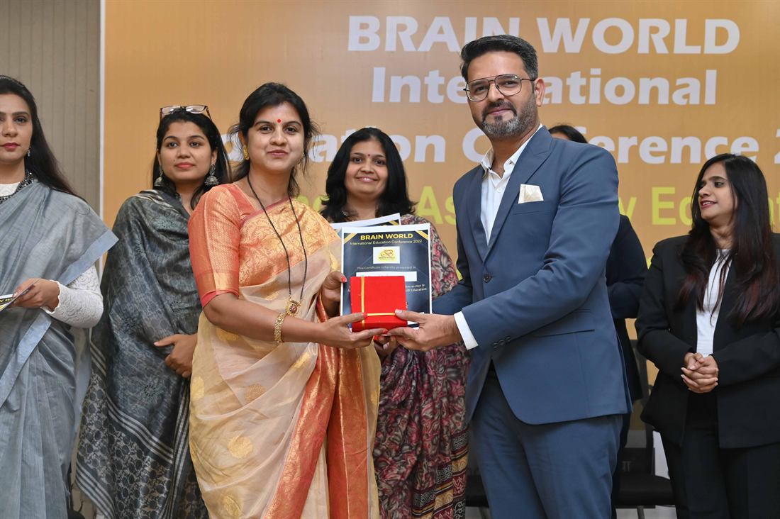 Pankkaj receiving an award at Brain World International Conference